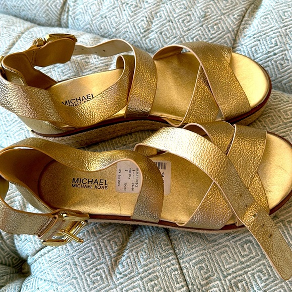 NWT beautiful Michael Kors gold shoes! - Picture 1 of 5